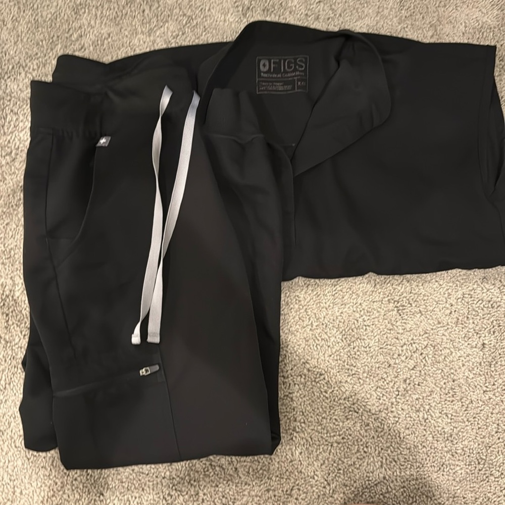 Figs black scrubs! Great quality, feel free to ask for more questions or pics!